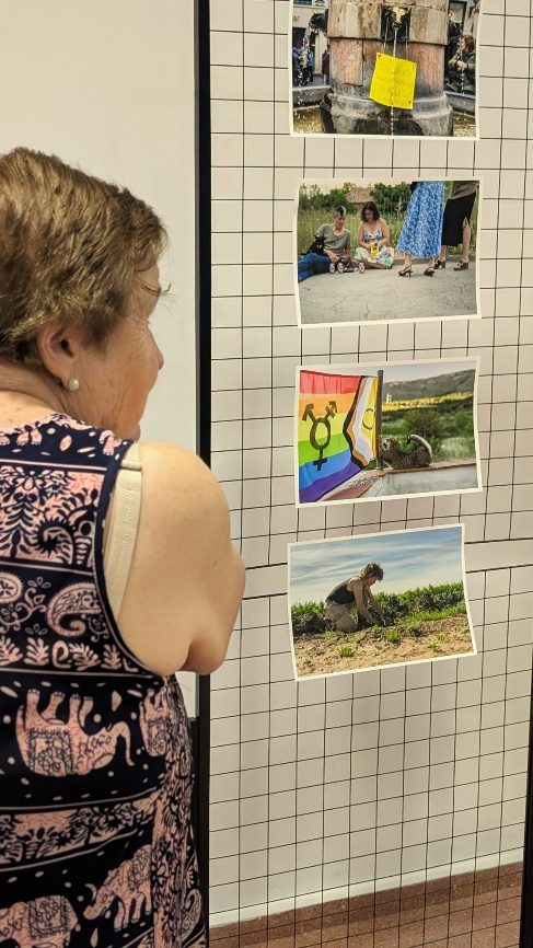 Una visitant davant les fotografies de No tan yermo