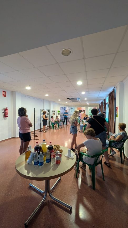 La sala de l'exposició amb el públic durant la inauguració