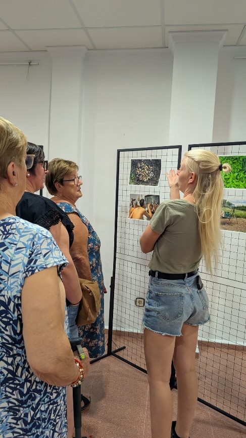 Visitants mirant les fotografies de l'exposició