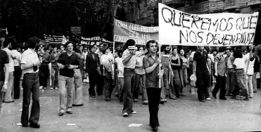 Manifestació dels anys setanta amb una pancarta que diu Queremos que nos dejen en paz