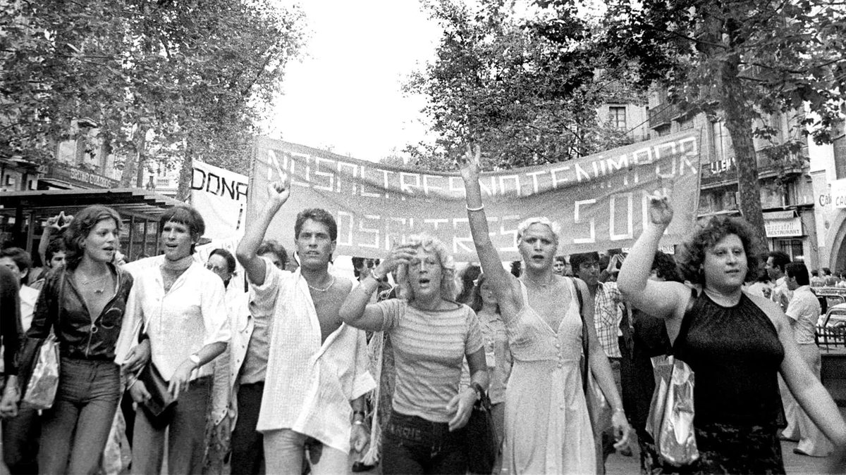 Manifestació de 1977 amb pancartes pel front d'alliberament gai