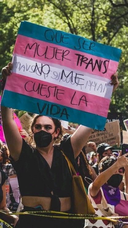 Persona amb una pancarta que diu Que ser mujer trans no me cueste la vida