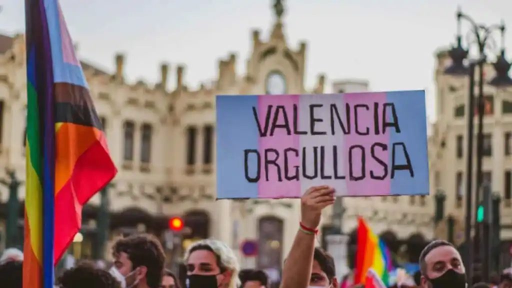 Cartell que diu València Orgullosa davant l'estació del Nord